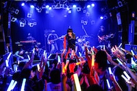 「THE 夏の魔物登場!!!TOUR FINAL 6人体制初ワンマンGIG」の様子。（撮影：岸田哲平）