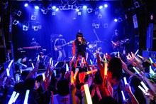 「THE 夏の魔物登場!!!TOUR FINAL 6人体制初ワンマンGIG」の様子。（撮影：岸田哲平）