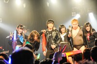 「THE 夏の魔物登場!!!TOUR FINAL 6人体制初ワンマンGIG」の様子。（撮影：岸田哲平）