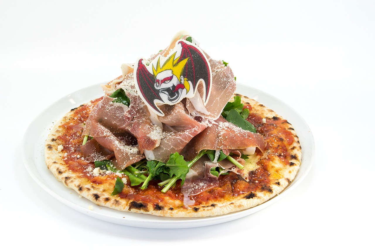 デーモン閣下と「スイーツパラダイス」のコラボメニュー「SYMPHONIAピザ」。