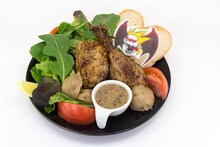 デーモン閣下と「スイーツパラダイス」のコラボメニュー「神話溶融サラダ」。