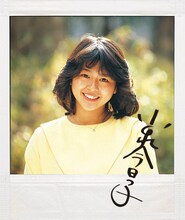 小泉今日子「コイズミクロニクル～コンプリートシングルベスト 1982-2017～」初回限定盤に付属するポラロイド写真風マグネット。