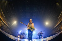 サブステージで演奏するWANIMA。（撮影：瀧本JON...行秀）