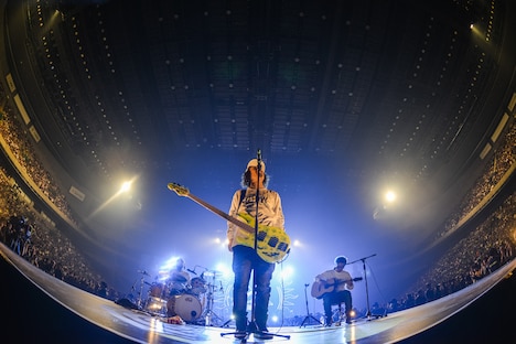 サブステージで演奏するWANIMA。（撮影：瀧本JON...行秀）