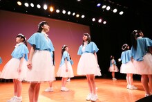 新曲「はじまりのはじまり」を披露する3B junior。