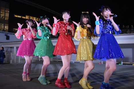 ときめき▽宣伝部「ときめき▽宣伝部～ときめき▽イエロー　永坂真心ラストライブ～」ららぽーと豊洲シーサイドデッキ メインステージ公演の様子。