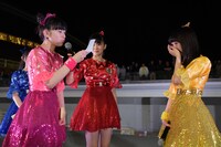 永坂真心（右）に向けた手紙を読み上げる小泉遥香（左）。