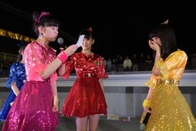 永坂真心（右）に向けた手紙を読み上げる小泉遥香（左）。