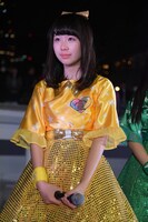 目に涙を浮かべながらメンバーからのメッセージを聞く永坂真心。