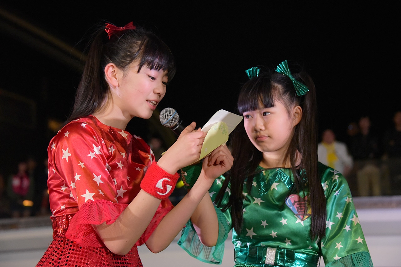 永坂真心に向けた手紙を読み上げる坂井仁香（左）。