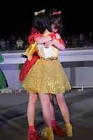 抱き合う坂井仁香（左）と永坂真心（右）。