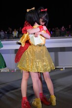 抱き合う坂井仁香（左）と永坂真心（右）。