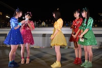 永坂真心（中央）に向けた手紙を読み上げる辻野かなみ（左端）。