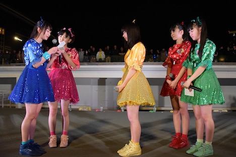 永坂真心（中央）に向けた手紙を読み上げる辻野かなみ（左端）。