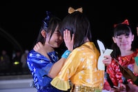 笑顔で見つめ合う辻野かなみ（左）と永坂真心（中央）。