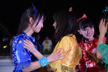 笑顔で見つめ合う辻野かなみ（左）と永坂真心（中央）。