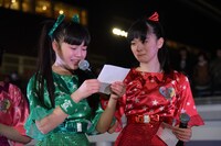 永坂真心に向けた手紙を読み上げる吉川ひより（左）。