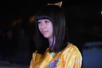 涙を流しながらメンバーからのメッセージを聞く永坂真心。