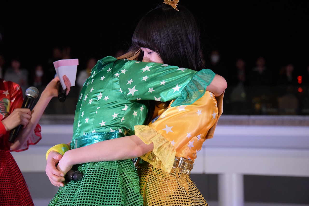 抱き合う吉川ひより（左）と永坂真心（右）。