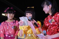 メンバーとファンに向けた手紙を読み上げる永坂真心。