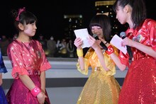 小泉遥香（左）にメッセージを伝える永坂真心（中央）。