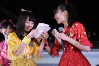 坂井仁香（右）にメッセージを伝える永坂真心（中央）。