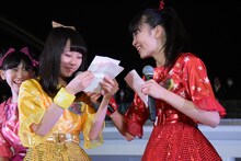 坂井仁香（右）にメッセージを伝える永坂真心（中央）。