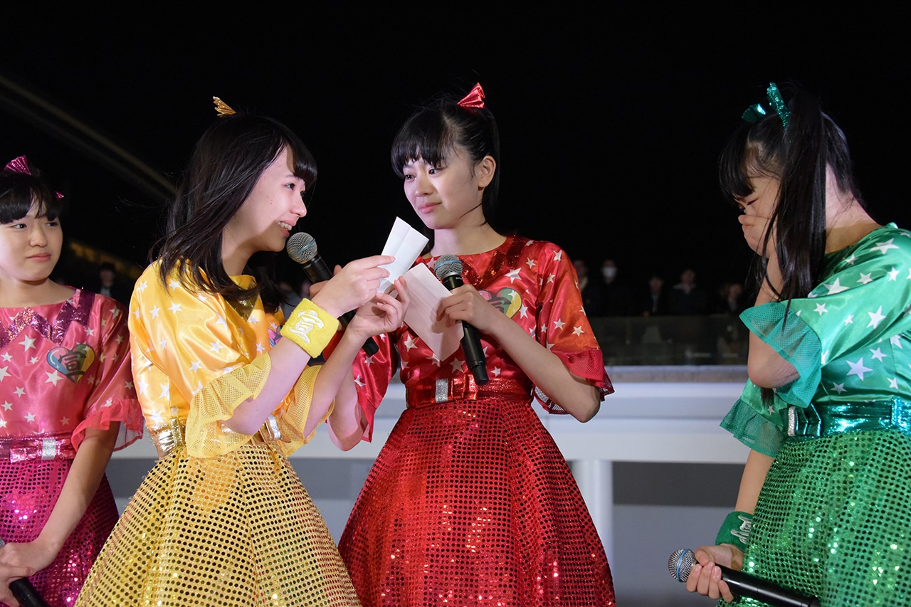 吉川ひより（右端）にメッセージを伝える永坂真心（左から2番目）。