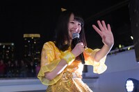 宣伝部員に手を振りながら退場する永坂真心。