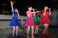 「ガンバ!!」を披露するときめき▽宣伝部。