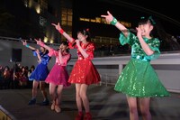 「ガンバ!!」を披露するときめき▽宣伝部。