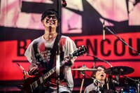 田邊駿一（Vo, G）（撮影：鈴木公平）