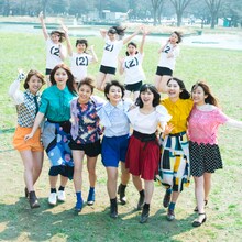 アップアップガールズ（仮）。右から3番目が仙石みなみ、左から3番目が佐藤綾乃。