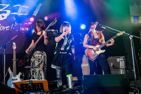 左からshioRi、しふぉん、Yuko。（Photo by shinz）