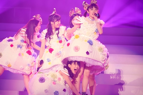 「Cherie!」の曲中に咲良菜緒のスカートに入ってしまう秋本帆華（下）。