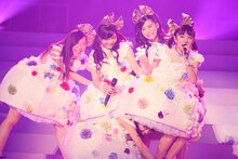 「Cherie!」の曲中に咲良菜緒のスカートに入ってしまう秋本帆華（下）。