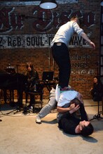 小林武史とコンタクトゴンゾによるパフォーマンスの様子。