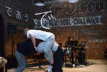 小林武史とコンタクトゴンゾによるパフォーマンスの様子。