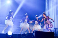 地方営業所メンバーとパフォーマンスする大黒柚姫。