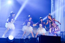 地方営業所メンバーとパフォーマンスする大黒柚姫。