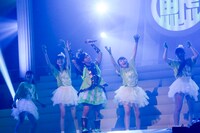 地方営業所メンバーとパフォーマンスする坂本遥奈。