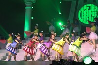 「そこそこプレミアム」を披露するチームしゃちほこ。