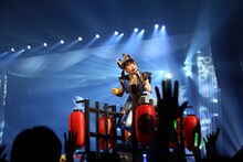 トロッコに乗った咲良菜緒。