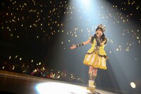 「泣いてなんかいないよ」を歌う伊藤千由李。