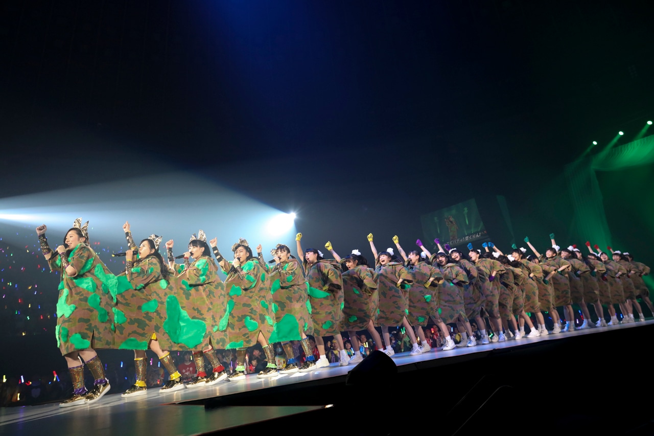 「愛の地球祭」を披露するチームしゃちほこと地方営業所メンバー。