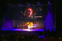 「アジア映画大賞」でのYOSHIKI演奏シーン。