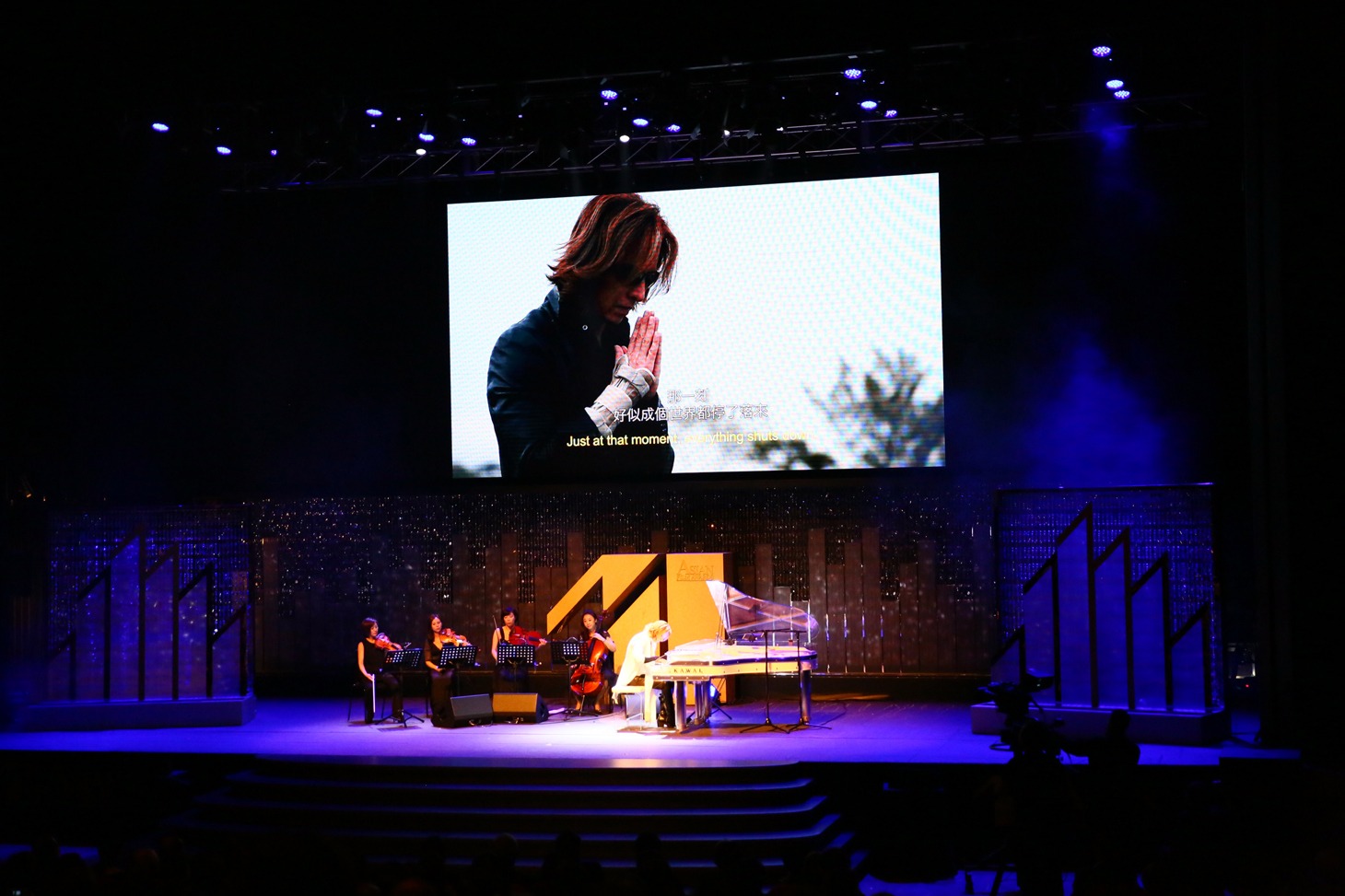「アジア映画大賞」でのYOSHIKI演奏シーン。