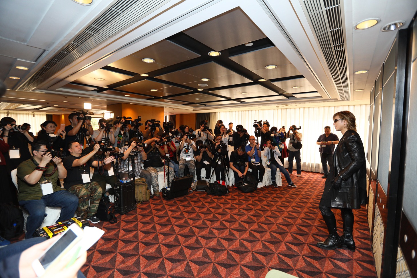 報道陣の前に登場したYOSHIKI。