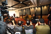 報道陣の前に登場したYOSHIKI。