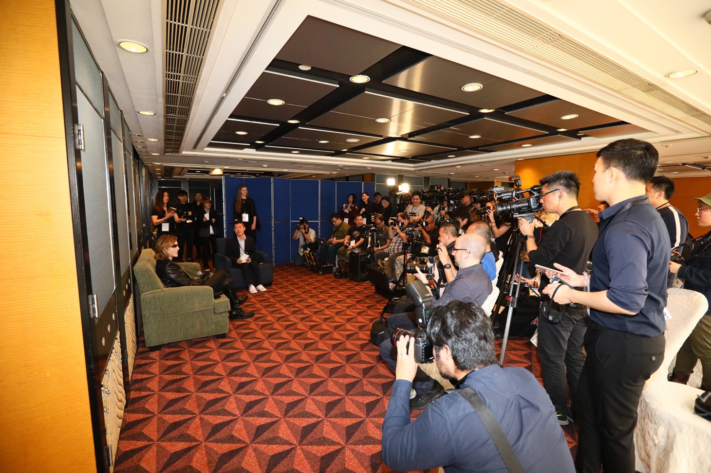 報道陣の前に登場したYOSHIKI。